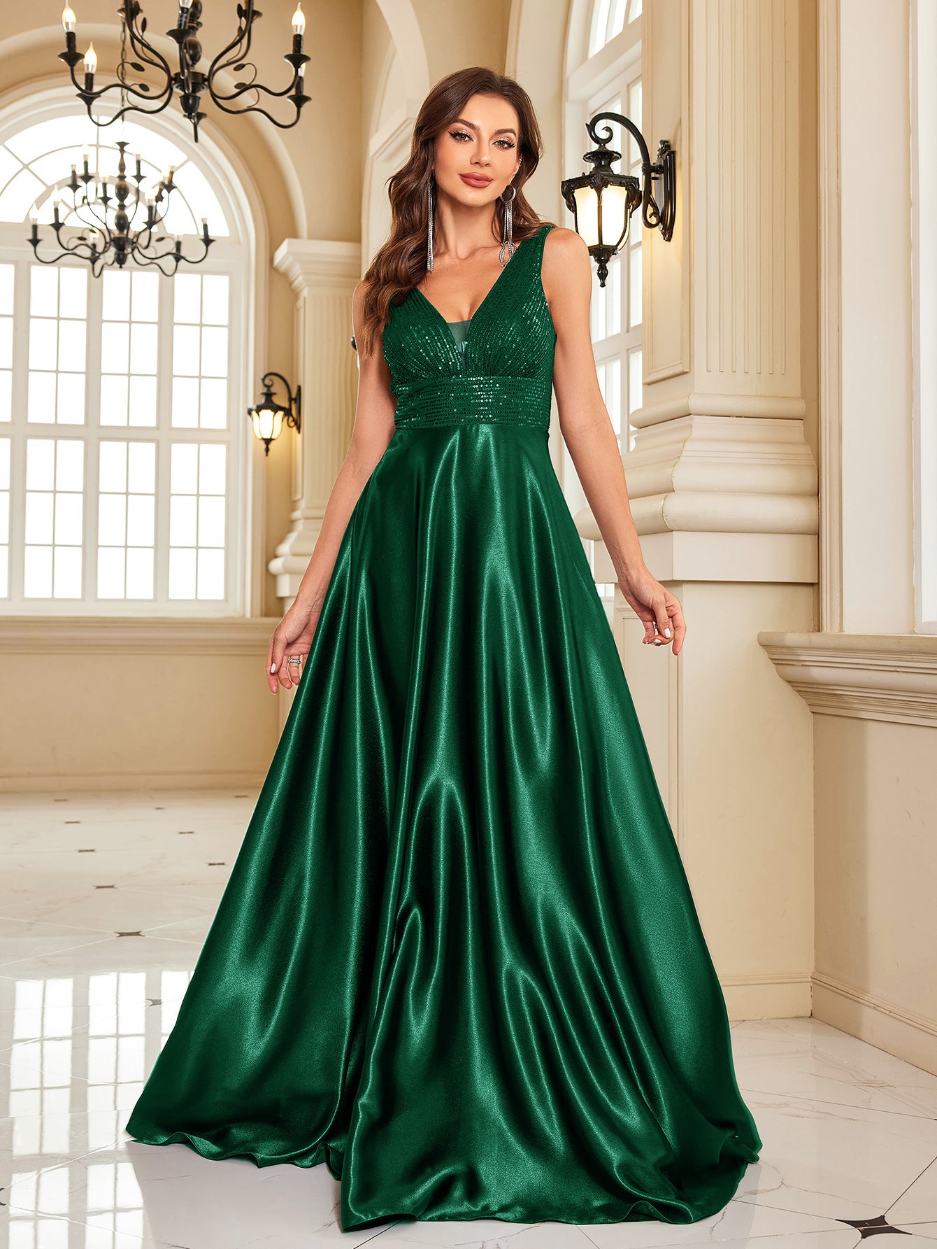 Robe Fendue Satinée à Paillettes – Dos Nu Glamour