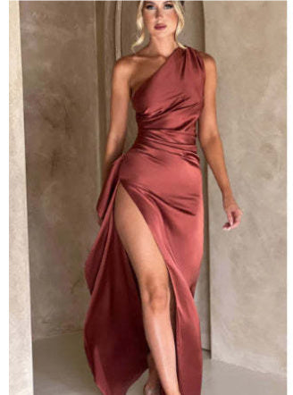 Robe Satinée Fendue à Épaule Dénudée