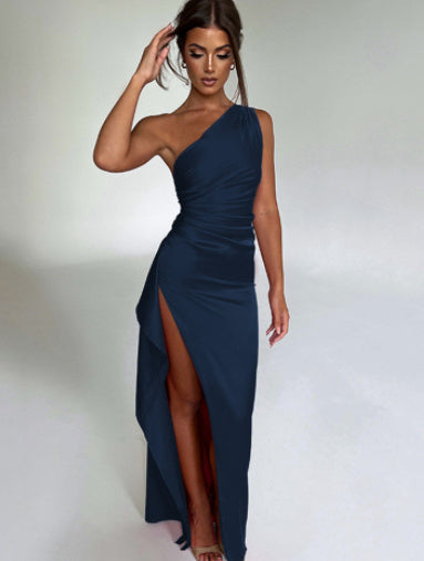 Robe Satinée Fendue à Épaule Dénudée