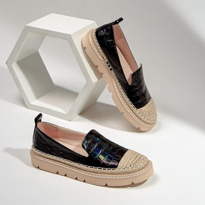 Chaussures à bout rond en paille et cuir laqué