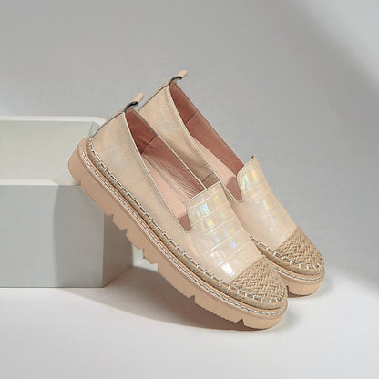 Chaussures à bout rond en paille et cuir laqué